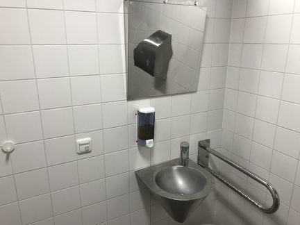 Behinderten WC Volksgarten Seifenspender locker 
