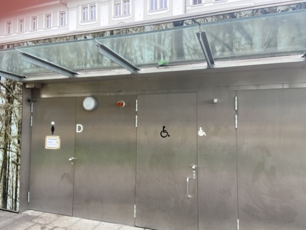 Tür Behinderten WC Volksgarten nachher