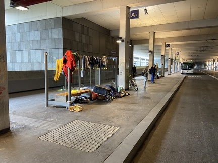 Linz Busterminal HBF Obdachlose im Wartehäuschen A 17052021