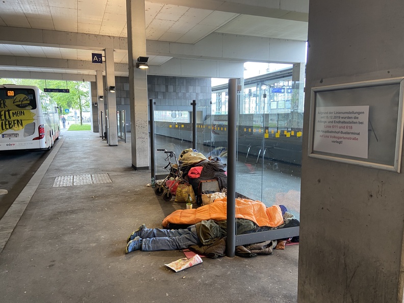 Linz Busterminal HBF Obdachlose im Wartehäuschen B 17052021.jpg