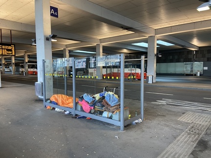 Linz Busterminal HBF Obdachlose im Wartehäuschen D 17052021