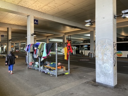 Linz Busterminal HBF Obdachlose im Wartehäuschen G 17052021