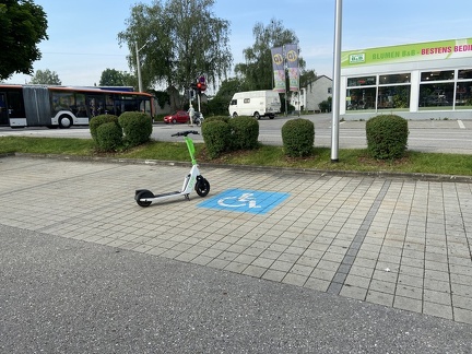 E-Scooter auf Hoferparkplatz Behindertenparkplatz