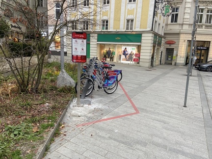 TBI Promenade führt in Abstellbereich der öffentlichen Fahräder nachher C 12112021