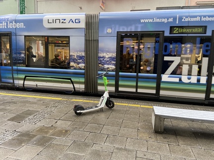 E-Scooter Bei einer Tür der Straßenbahn Mozartkreuzung 261121