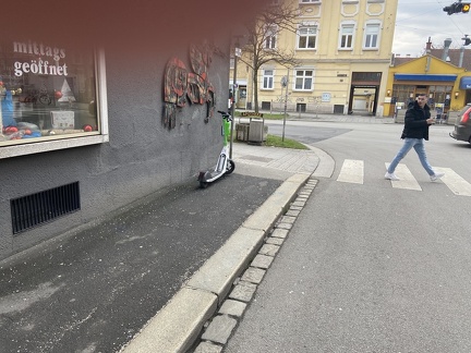 E-Scooter Ecke Wiener Straße - Raimundstraße bei RISS 110122
