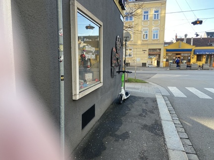 E-Scooter Ecke Wiener Straße - Raimundstraße bei RISS 211221