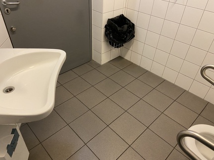 Behinterden WC Bahnhof Linz Obergeschoss 291221
