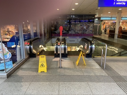 Linz HBF - Rolltreppen Haltestelle oben Richtung Süden 300122