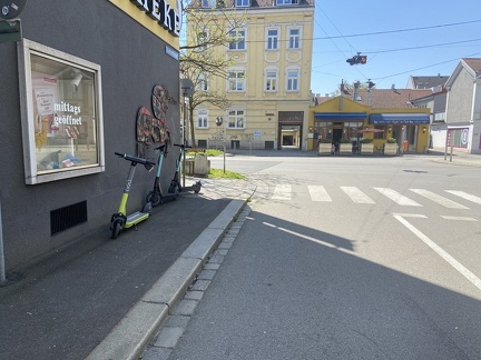 E-Scooter 3 Stück bei Apotheke Raimundstraße bei RISS 03052022