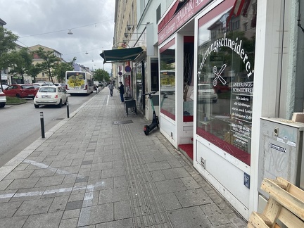 E-Scooter Wiener Straße bei Herz Herz Jesu Kirche 09062022