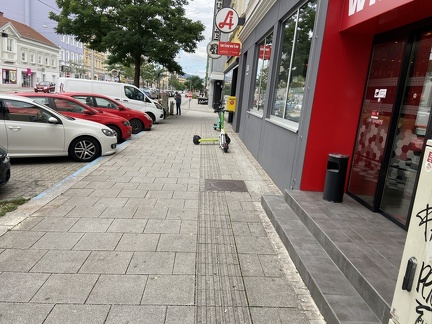 E-Scooter Wiener Straße - Raimundstraße bei Apotheke 07082022