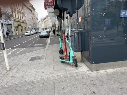 E-Scooter Ecke Landstraße - Bürgerstraße zu Wegscheider 21102022