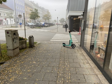 E-Scooter Kreuzung Wiener Straße - Raimundstraße bei Apotheke 18102022