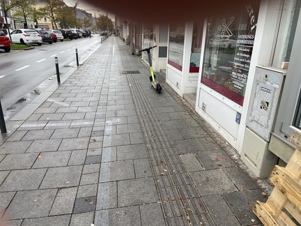 E-Scooter Wiener Straße 65 bei Schneiderei 22012022