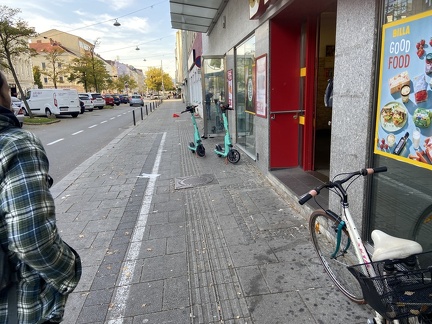 E-Scooter Wiener Straße bei Billa 20102022