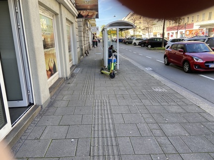E-Scooter Wiener Straße - Lissagasse bei Bushaltestelle 27-10-22