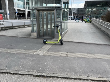 E-Scooter bei Lift in Kärntnerstraße 05-02-2023