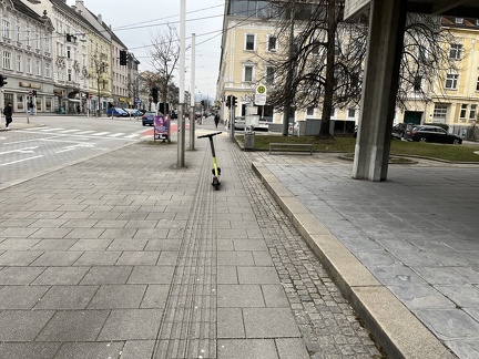 E-Scooter bei Herz Jesu Kirche 23-02-2023