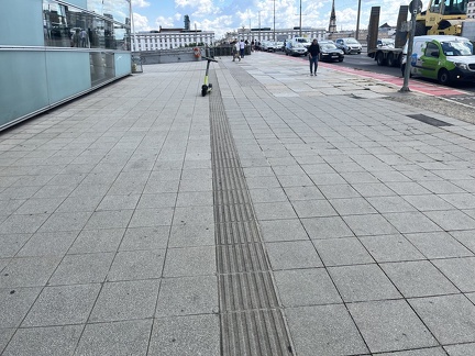 E-Scooter bei AEC gegenüber Rathaus 10-08-2023