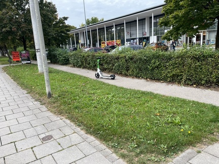 E-Scooter Ennsfeld am Gehsteig 09-10-2023
