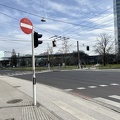 Kreuzung Kärntnerstraße - Postzufahrt Verkerhszeichen hängt zu tief nachher.jpg