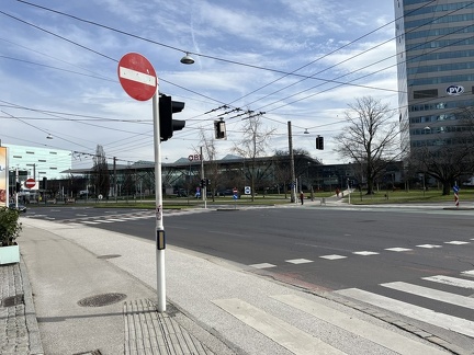 Kreuzung Kärntnerstraße - Postzufahrt Verkerhszeichen hängt zu tief nachher