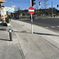 Kreuzung Kärntnerstraße - Postzufahrt Verkerhszeichen hängt zu tief vorher.jpg