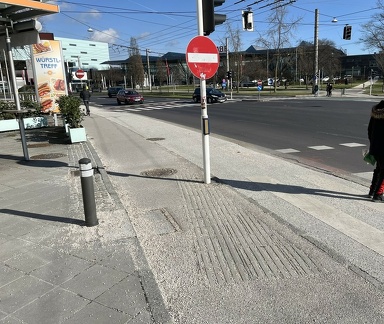 Kreuzung Kärntnerstraße - Postzufahrt Verkerhszeichen hängt zu tief vorher