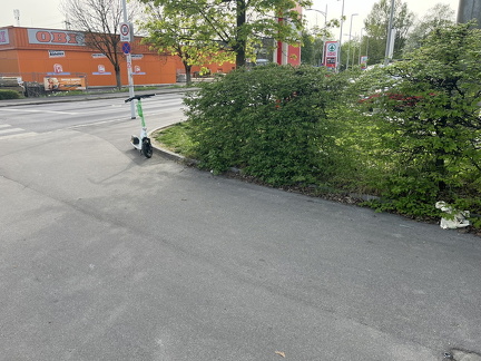 E-Scooter Wiener Straße Richtung Ärztezentrum 09-04-2024