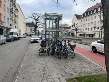 TBI zugestellt Lift bei Haltestelle HJK Hasnerstraße