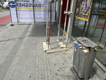 Direkt beim Eingang beim Bills
