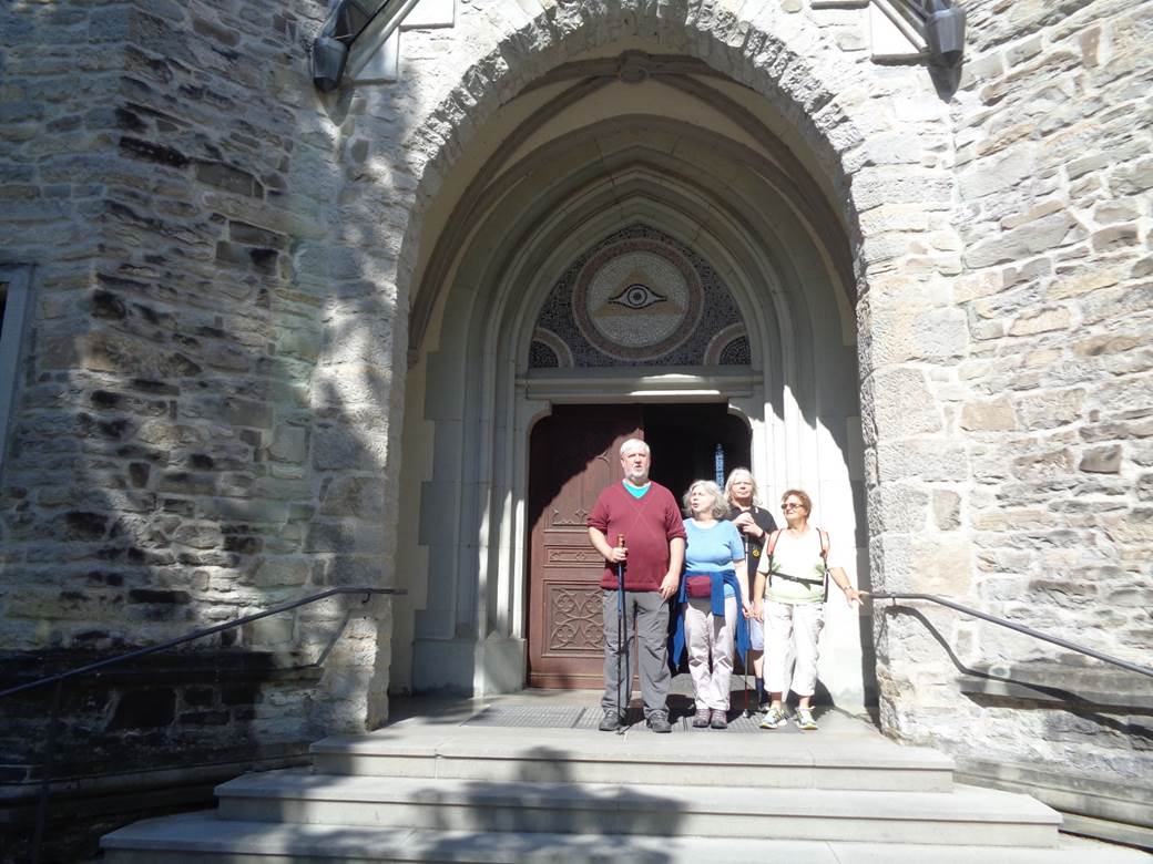 Die Gruppe aus Obersterreich bei der Kirche in Schwarzach